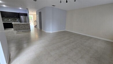 10320 NW 70th Terrace in Doral, FL - Foto de edificio - Building Photo