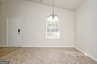 546 Forest Hill Dr in Stockbridge, GA - Foto de edificio - Building Photo