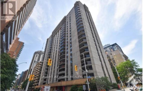 470-2470 Laurier Ave W in Ottawa, ON - Building Photo