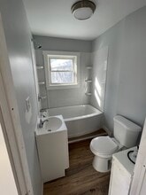 86 Hampshire St, Unit 1 in Auburn, ME - Foto de edificio - Building Photo