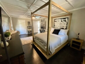 104 SE 12th St in Bentonville, AR - Foto de edificio - Building Photo