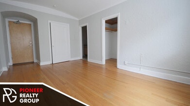 556 W Arlington Pl, Unit 215 in Chicago, IL - Building Photo - Building Photo
