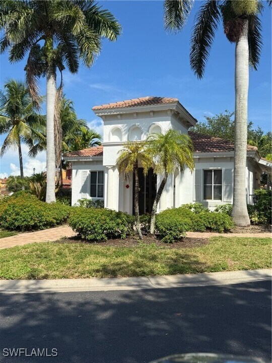 10201 Olivewood Way in Estero, FL - Foto de edificio