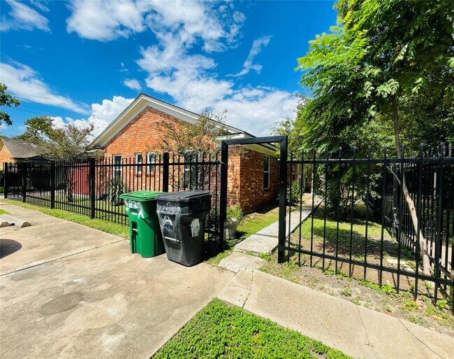 5830 Clarewood Dr in Houston, TX - Building Photo - Building Photo