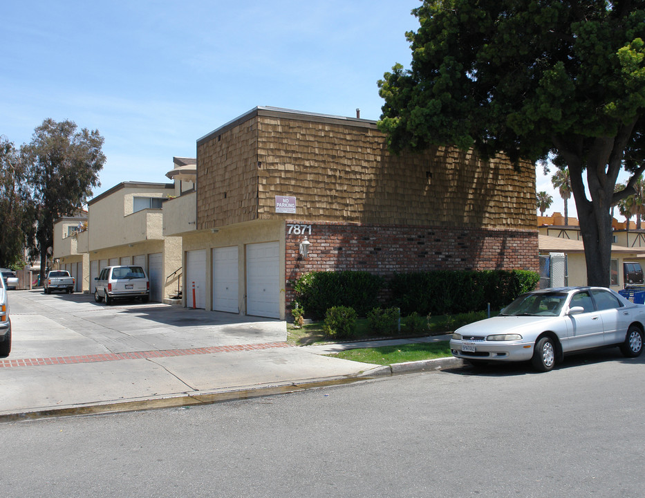 7871 MacDonald Ave in Huntington Beach, CA - Building Photo