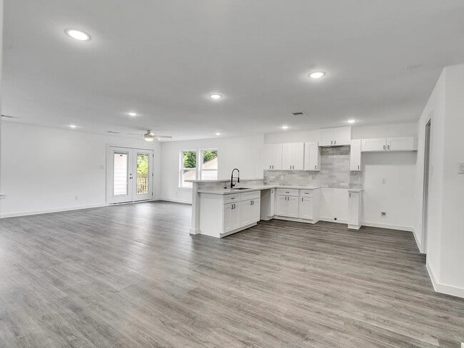 6742 Madrid St