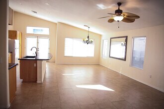 16044 S 18th Ave in Phoenix, AZ - Foto de edificio - Building Photo