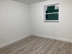 4925 S 83rd St in Tampa, FL - Foto de edificio - Building Photo