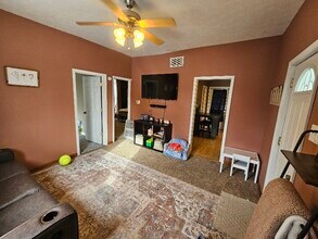 307 W Clem St in Flora, IN - Foto de edificio - Building Photo