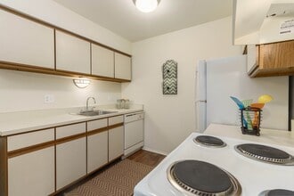 Eastwood Village Apartments in Clinton Township, MI - Foto de edificio - Building Photo
