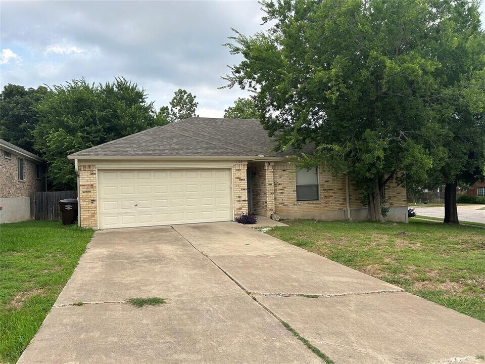 1100 Willow Trail Ct in Round Rock, TX - Building Photo