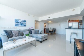 3232 SW 22nd St in Miami, FL - Building Photo - Building Photo