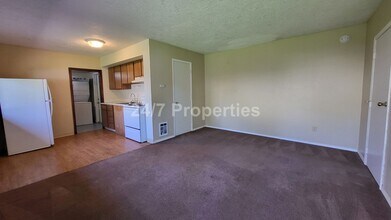 304 SW 7th St-Unit -B in Troutdale, OR - Building Photo - Building Photo