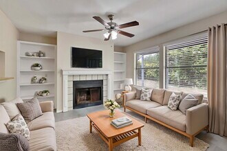 2905 W Slaughter Ln in Austin, TX - Building Photo - Building Photo