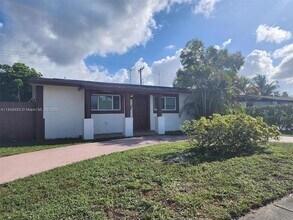 845 NW 199th St in Miami, FL - Building Photo - Building Photo