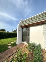 7439 Twin Sabal Dr in Hialeah, FL - Building Photo