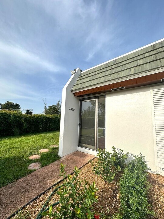 7439 Twin Sabal Dr in Hialeah, FL - Building Photo