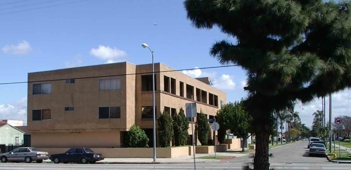 855 W 102nd St in Los Angeles, CA - Building Photo