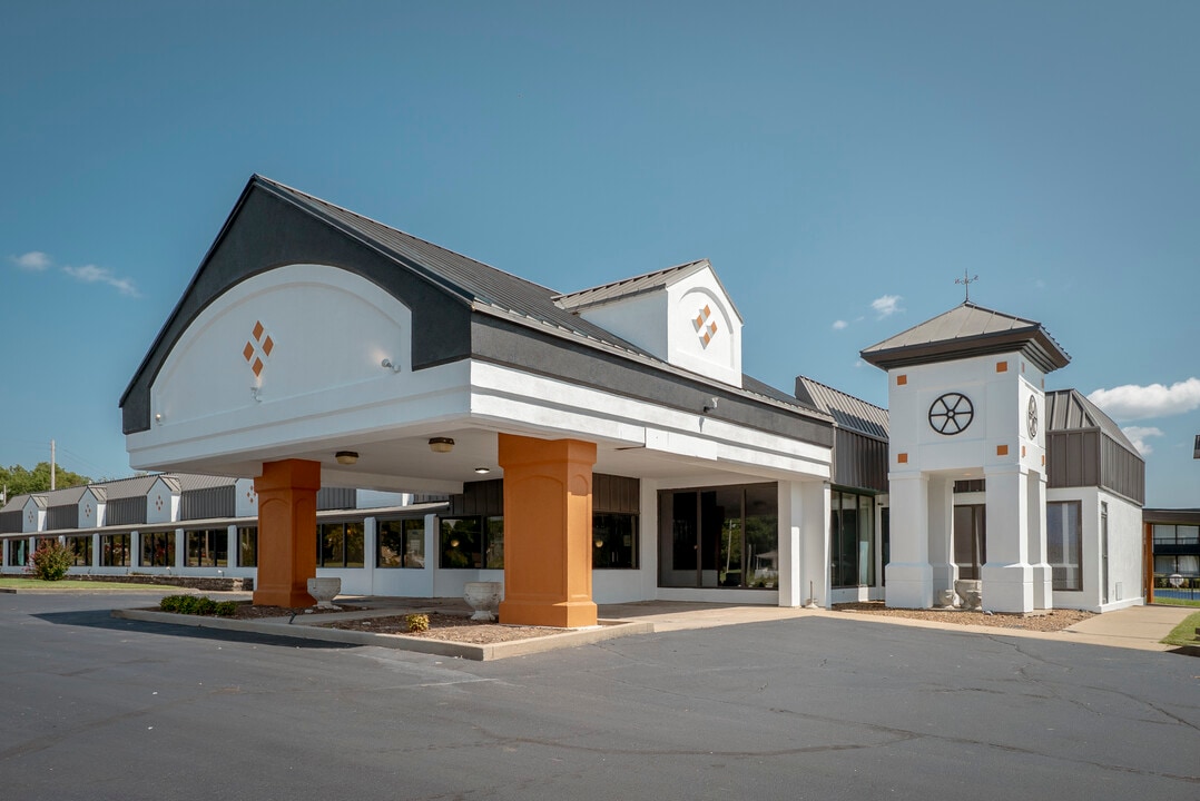 The Dels Pittsburg in Pittsburg, KS - Building Photo