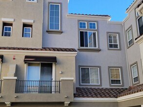 52 Vía Pamplona in Rancho Santa Margarita, CA - Foto de edificio - Building Photo