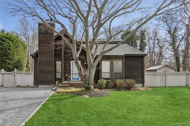 131 Lewis Rd in East Quogue, NY - Building Photo - Building Photo