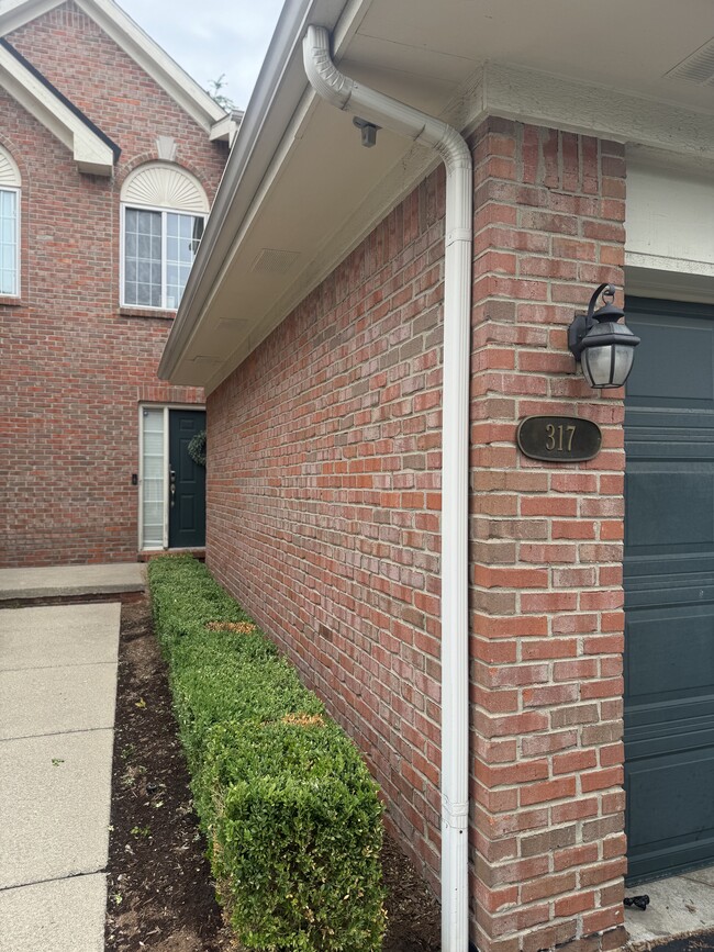 317 James Cir in Royal Oak, MI - Foto de edificio - Building Photo
