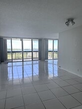 2425 Presidential Way in West Palm Beach, FL - Building Photo - Building Photo