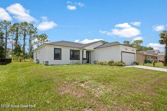 700 Cornelia Ave SE in Palm Bay, FL - Foto de edificio - Building Photo