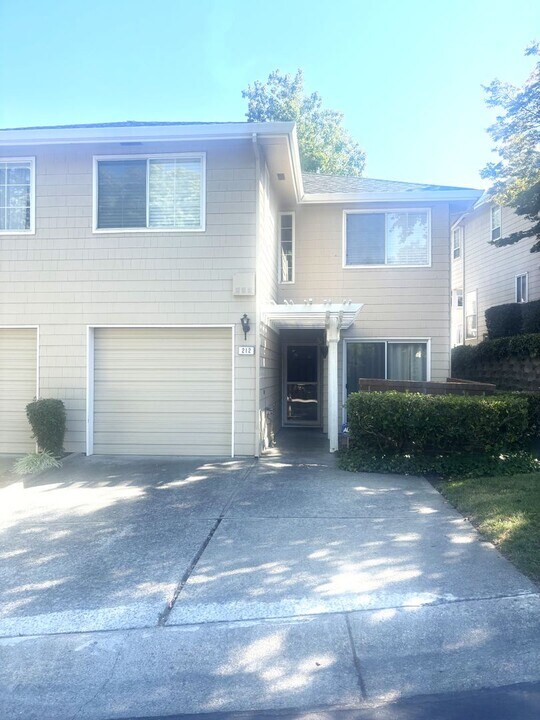 212 Pebblecreek Ct in Martinez, CA - Building Photo