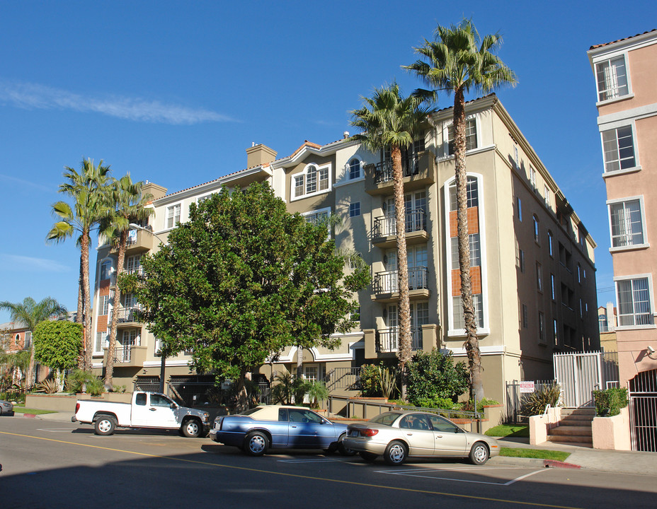 328 Cloverdale Ave in Los Angeles, CA - Building Photo