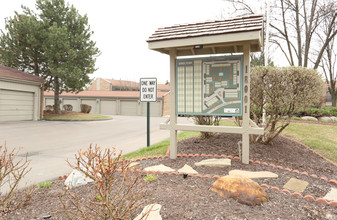 Laurel Woods in Livonia, MI - Foto de edificio - Building Photo