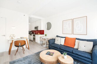 809 9th Ave in New York, NY - Foto de edificio - Building Photo