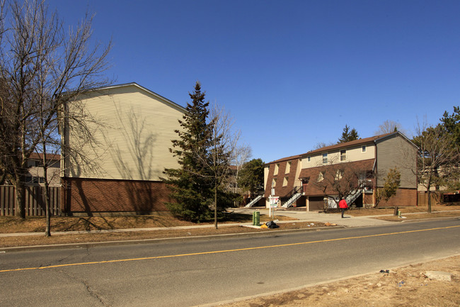 1-83 Yellow Birchway in Toronto, ON - Building Photo - Building Photo