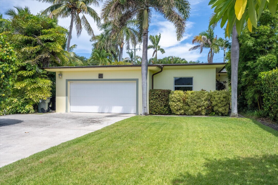 632 N Lakeside Dr in Lake Worth Beach, FL - Building Photo