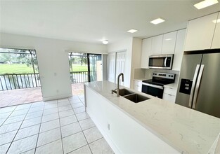 1320 W Golfview Dr in Pembroke Pines, FL - Building Photo - Building Photo