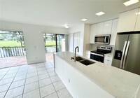 1320 W Golfview Dr in Pembroke Pines, FL - Foto de edificio - Building Photo