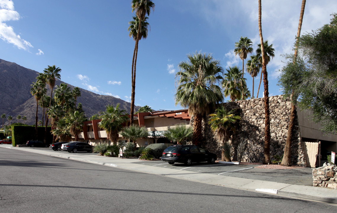 Chez Palm Apartments in Palm Springs, CA - Building Photo