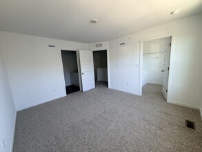 563 Yosemite Wy in Mundelein, IL - Building Photo - Building Photo