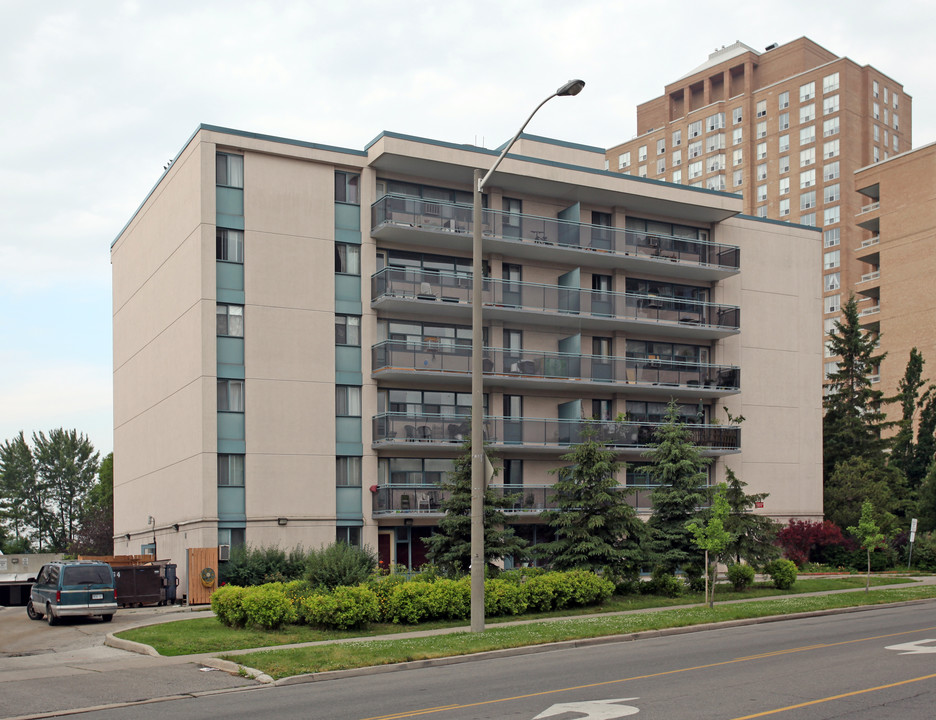 15 Thorncliffe Park Dr in Toronto, ON - Building Photo