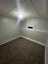 23 Capron St in West Warwick, RI - Foto de edificio - Building Photo