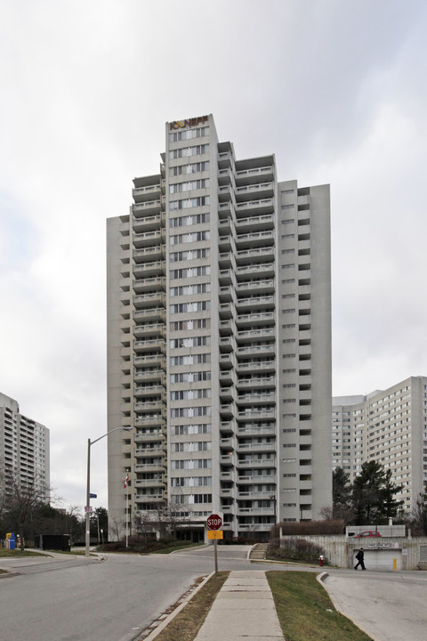 3575 Kaneff Crescent in Mississauga, ON - Building Photo