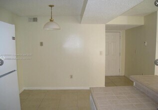 250 Palm Cir W in Pembroke Pines, FL - Building Photo - Building Photo