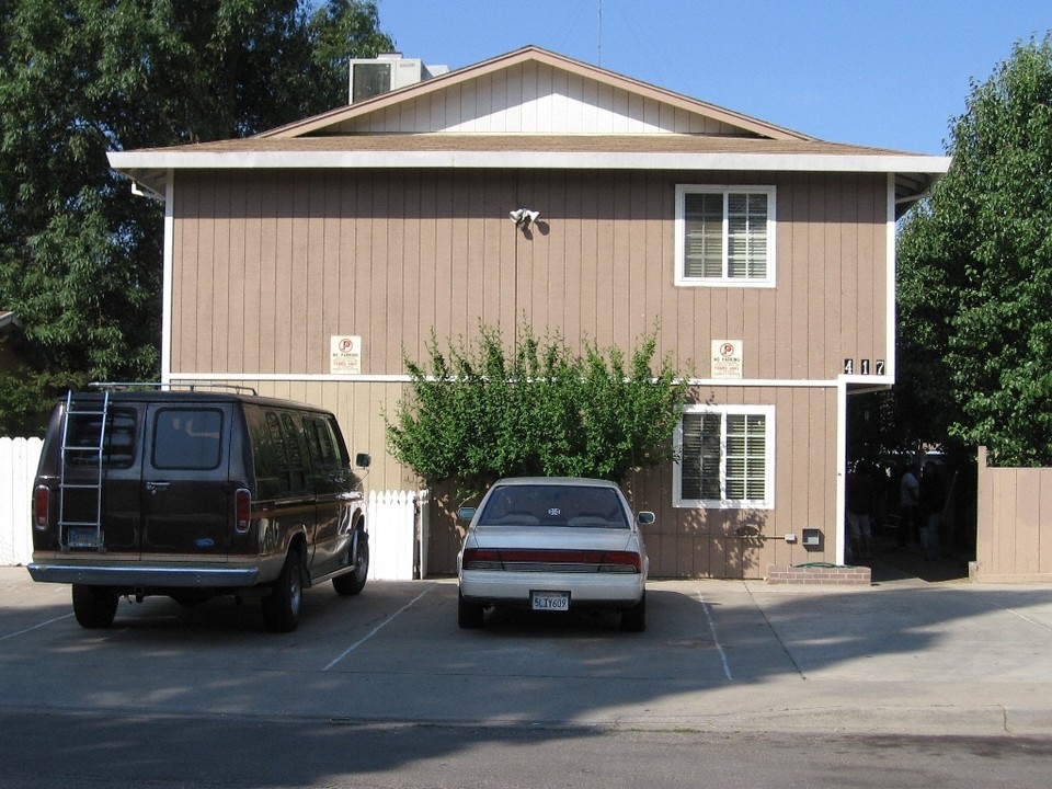 417 E St in Waterford, CA - Building Photo