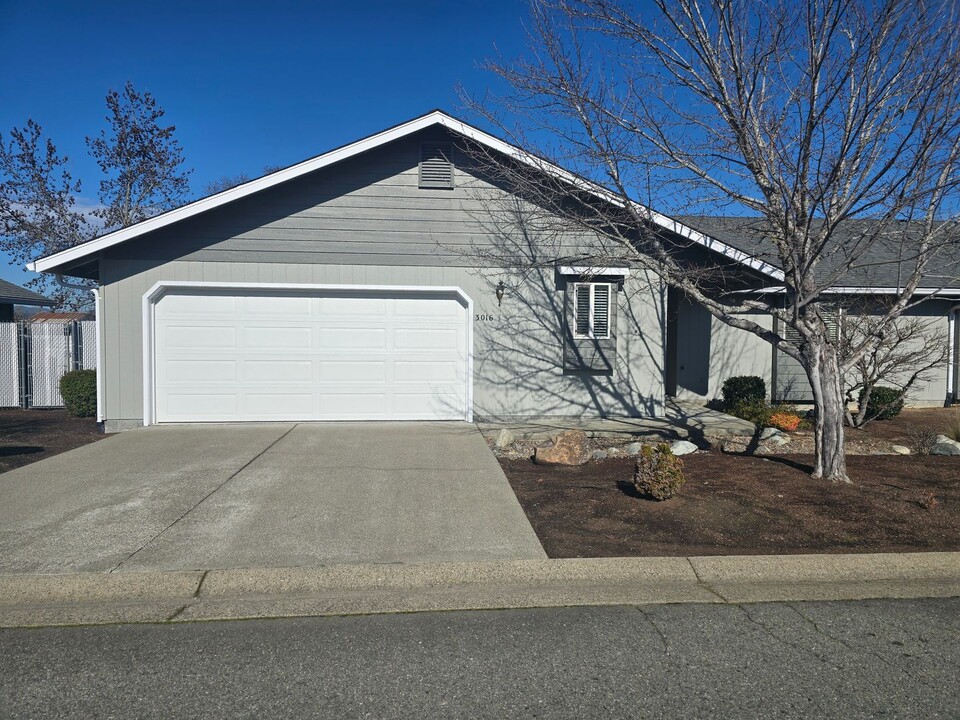 1151 Willow Ln in Grants Pass, OR - Building Photo