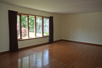 302 Westwood Rd in Stamford, CT - Building Photo - Building Photo