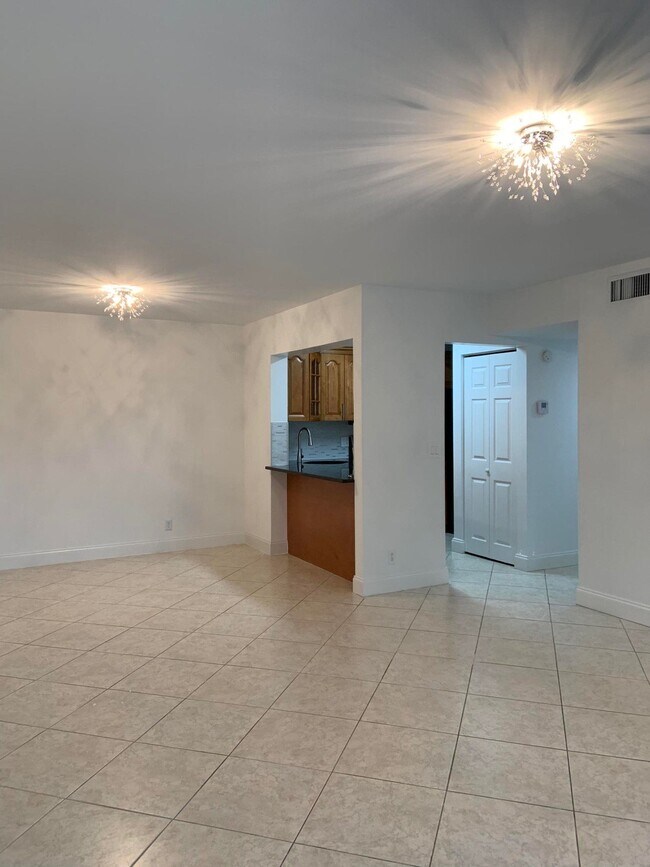 617 Sea Pine Way, Unit D2 in Greenacres, FL - Foto de edificio - Building Photo
