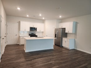 Room in Townhome on Old Battle Bridge Rd in Wendell, NC - Building Photo - Building Photo