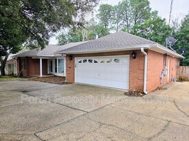 303 Shoreline Dr in Gulf Breeze, FL - Building Photo