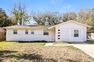 516 Elizabeth Ln in Mansfield, TX - Building Photo