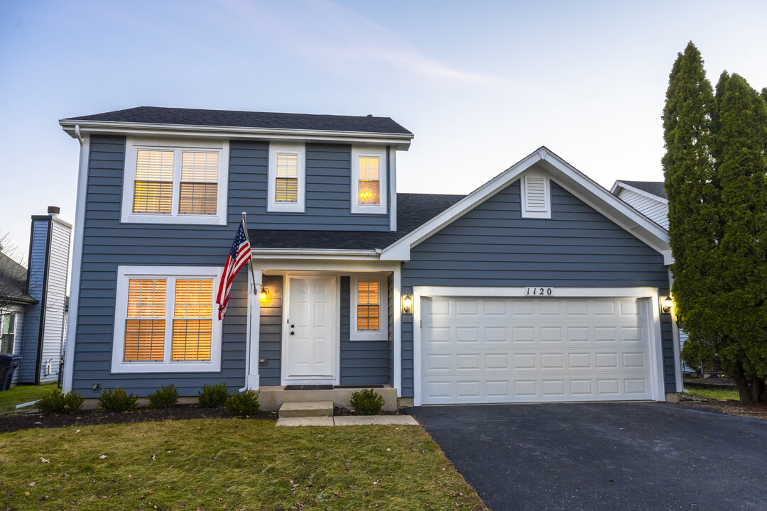 1120 Lakewood Cir in Naperville, IL - Building Photo